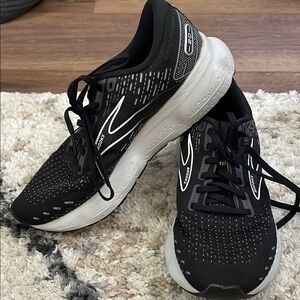 Brooks Dual-Tone Athletic Sneakers